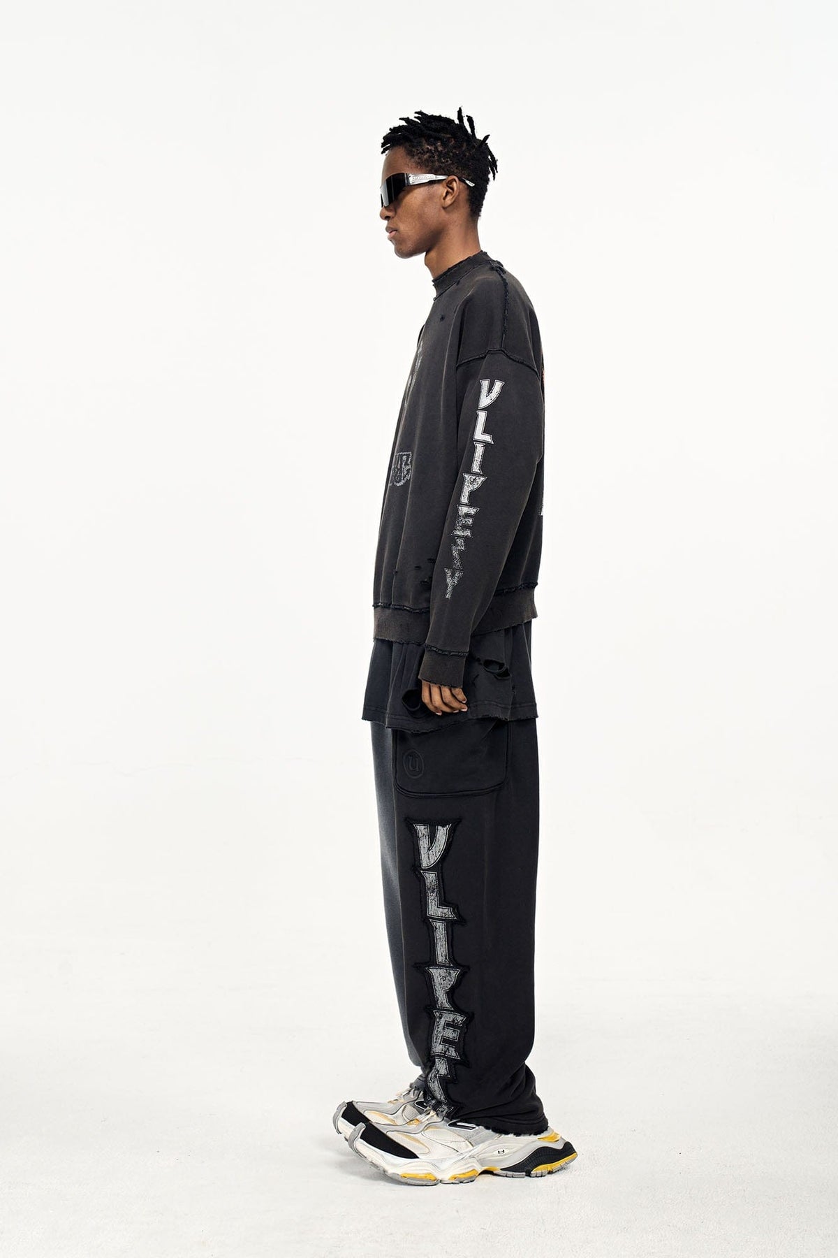 ULIPERY Distressed USB Graphic Long Sleeve Tee Black – photo 4 of 13