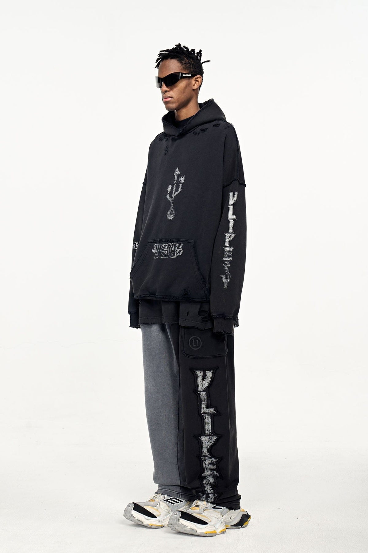 ULIPERY Distressed USB Graphic Hoodie – photo 4 of 12