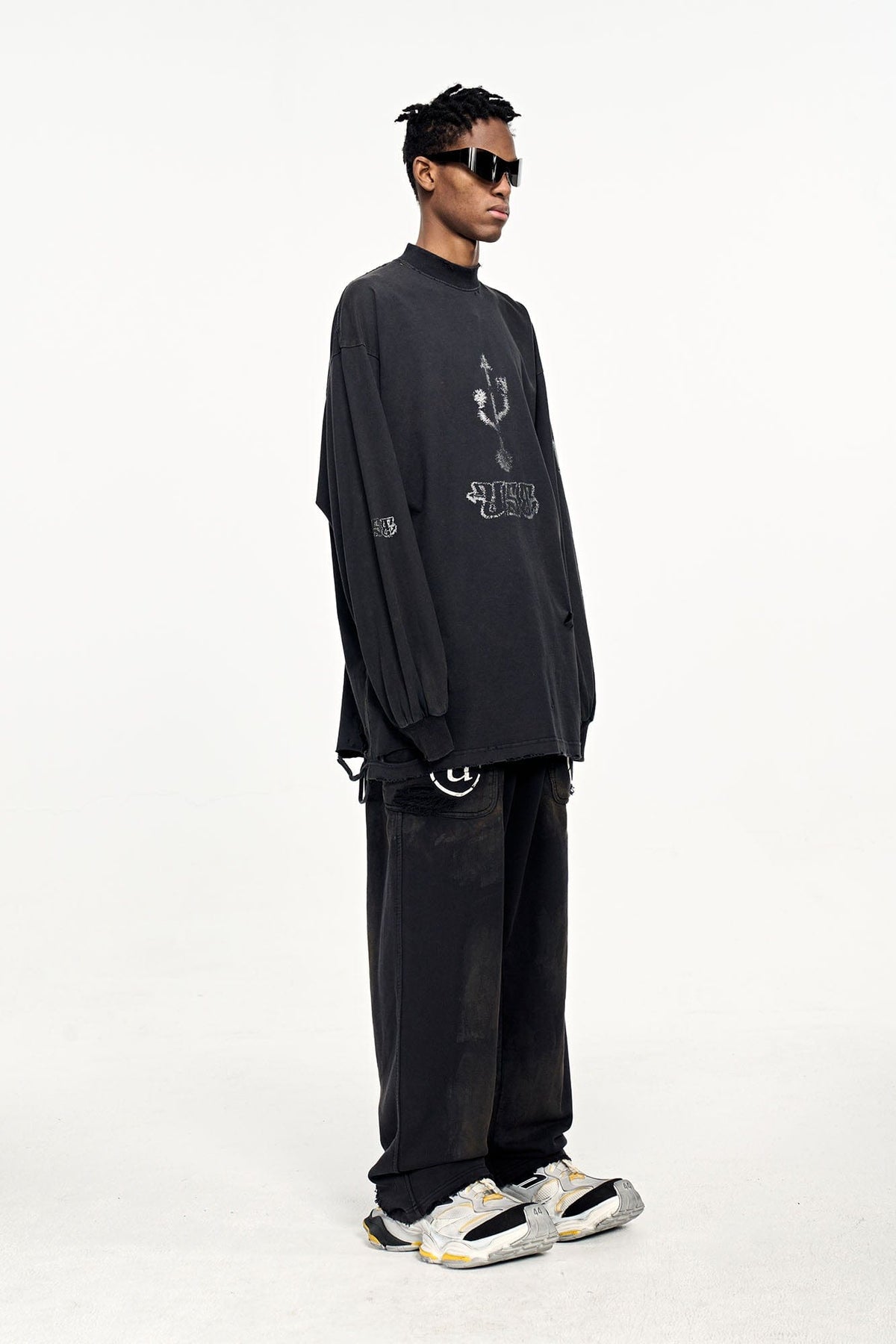 ULIPERY Distressed USB Graphic Sweatshirt – photo 4 of 11