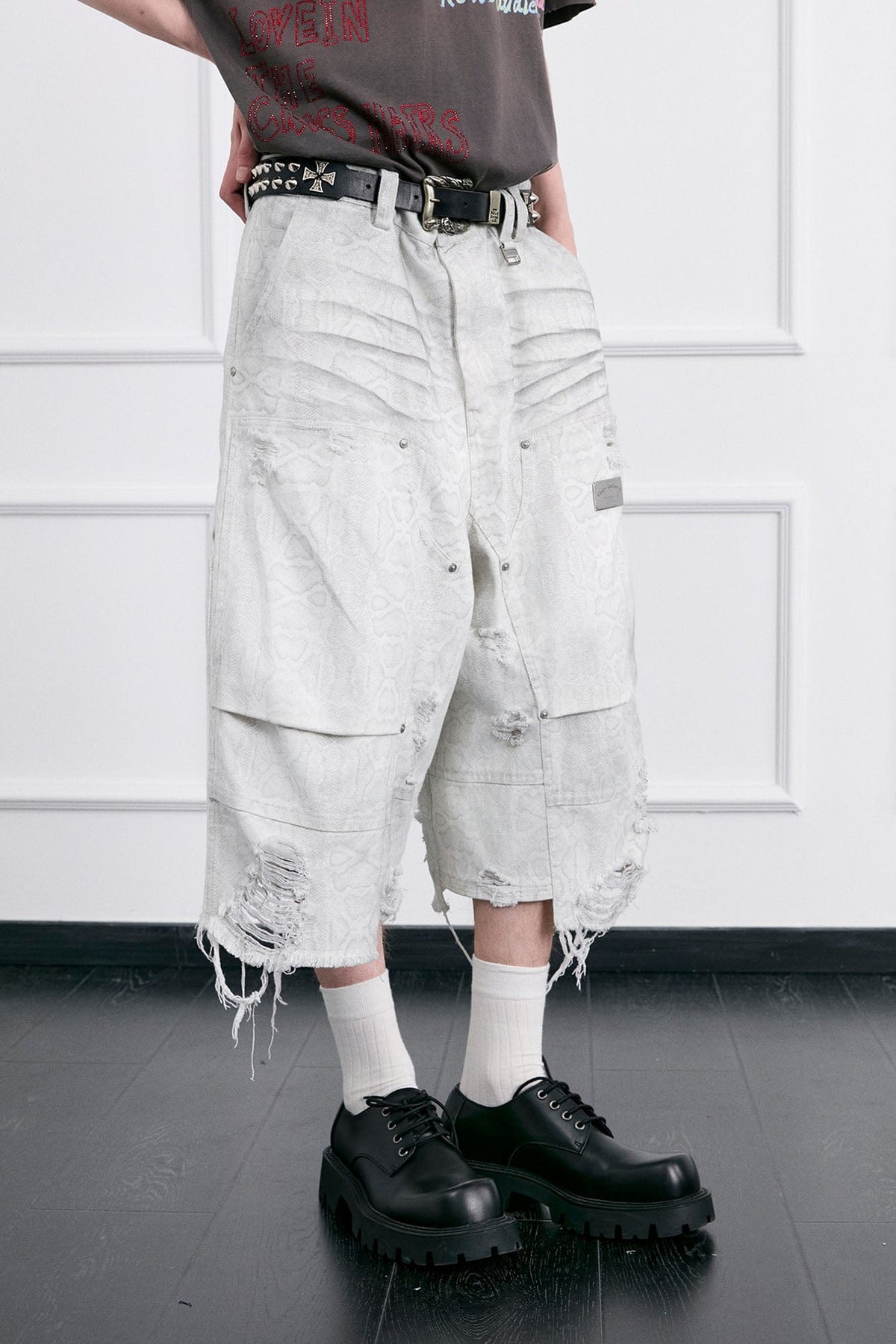 FACEONLAB Distressed Deconstructed Ripped Cargo Shorts – photo 9 of 15