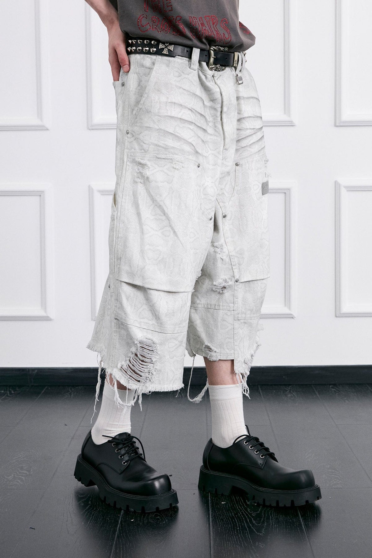 FACEONLAB Distressed Deconstructed Ripped Cargo Shorts – photo 11 of 15