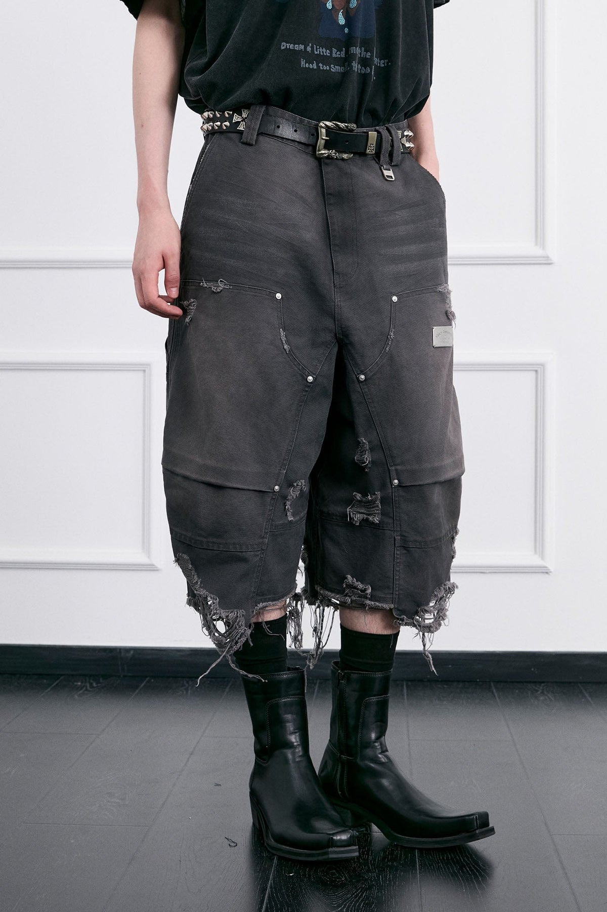 FACEONLAB Distressed Deconstructed Ripped Cargo Shorts – photo 13 of 15