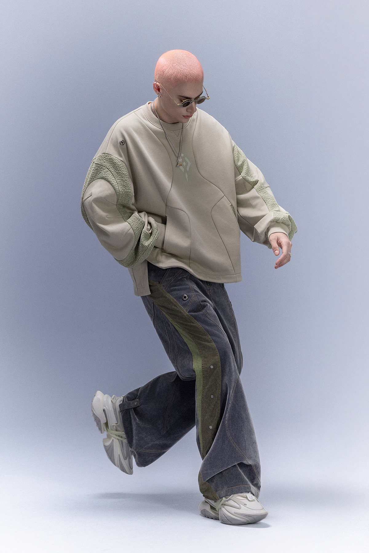 XIPHEVIL Utility Paneled Crewneck Sweatshirt Green – photo 4 of 10