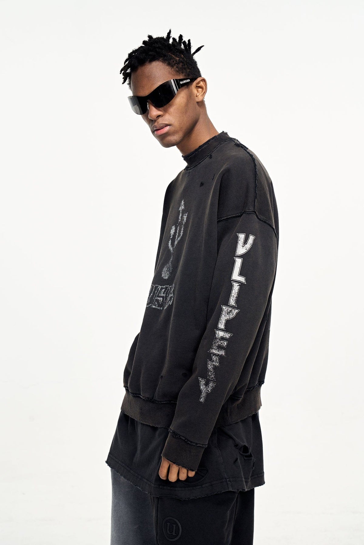 ULIPERY Distressed USB Graphic Long Sleeve Tee Black – photo 7 of 13