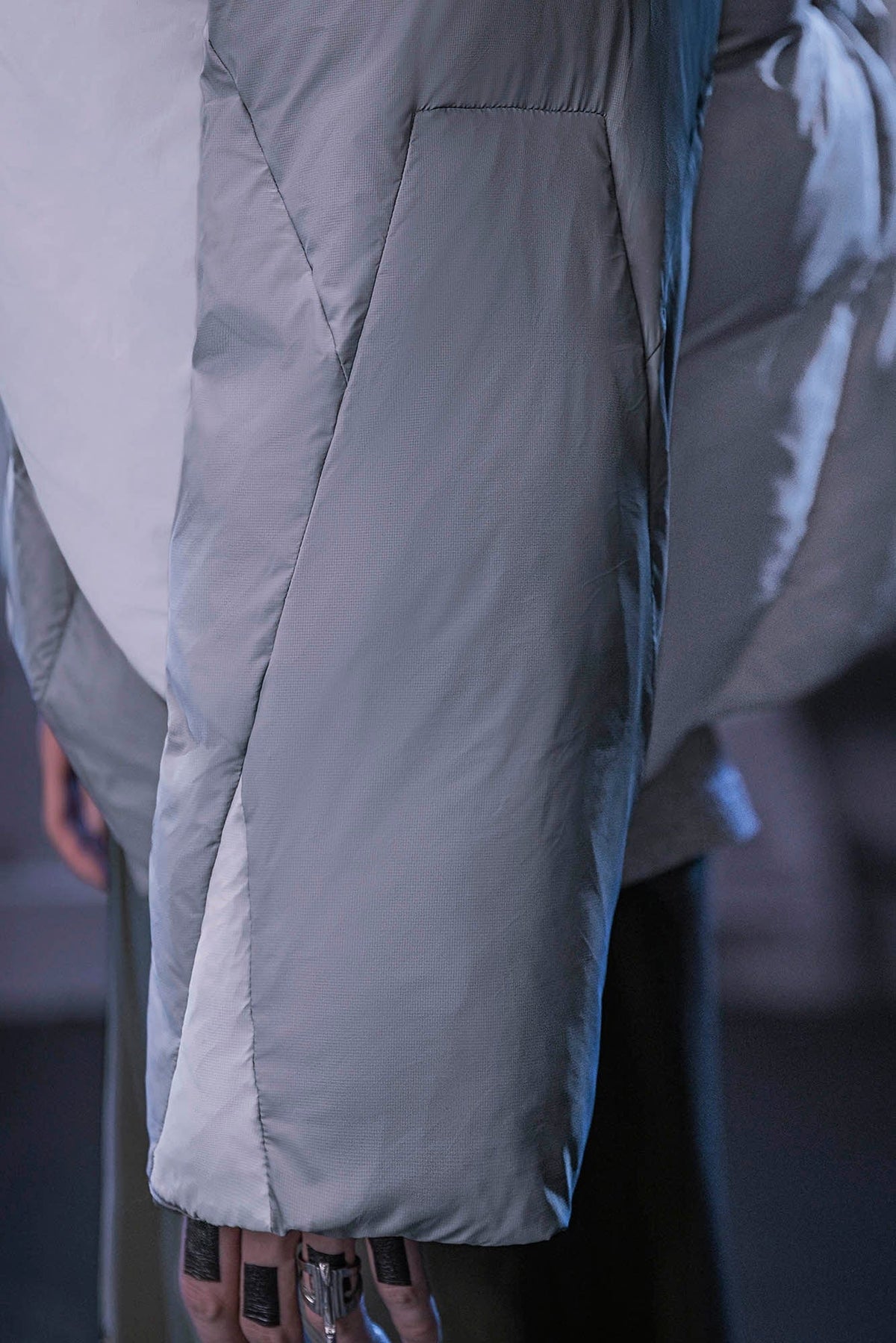 XIPHEVIL Exoskeleton Detachable-Sleeve Paneled Puffer Jacket – photo 10 of 12