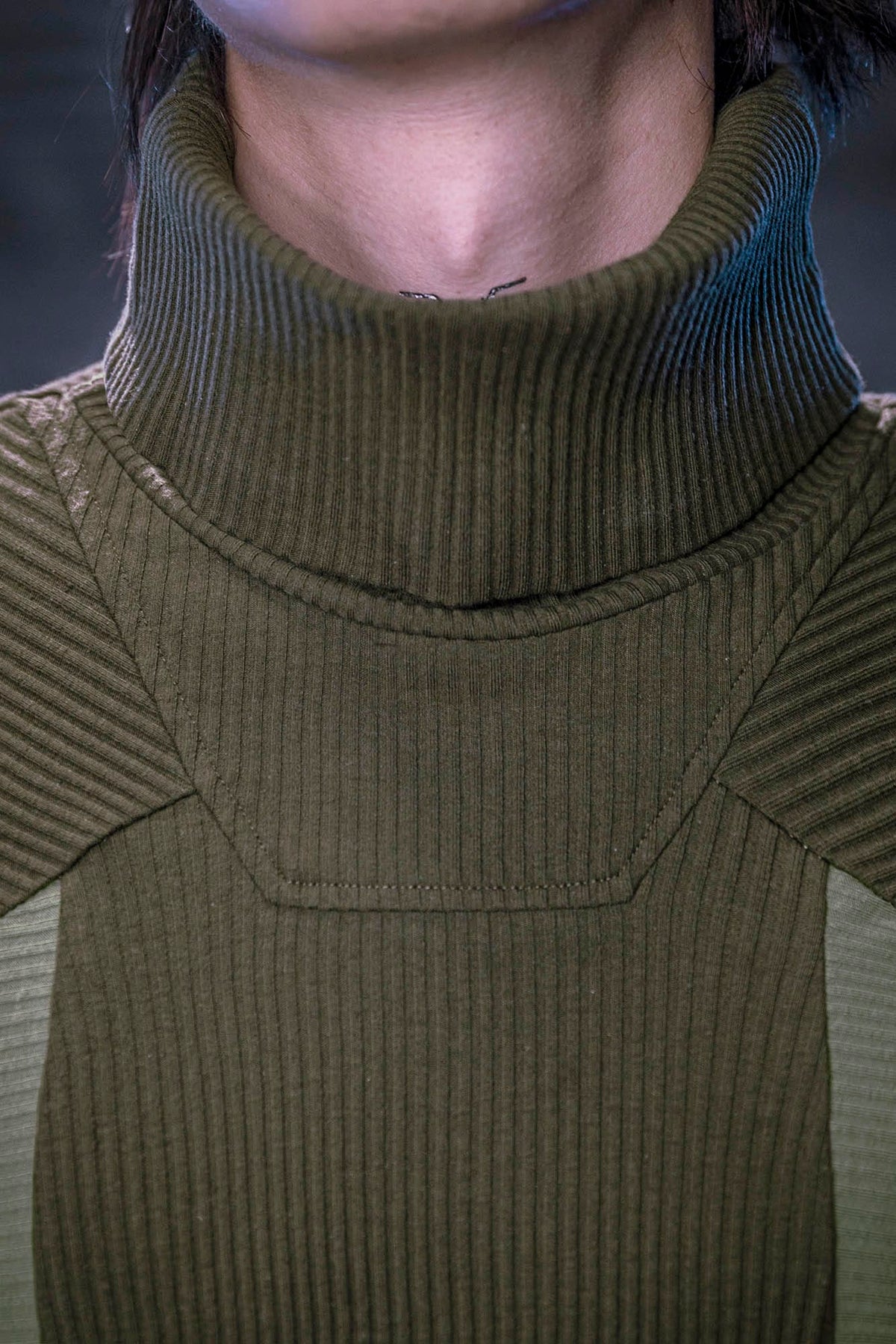 XIPHEVIL Ribbed Paneled Turtleneck Long-Sleeve Tee Green – photo 11 of 14
