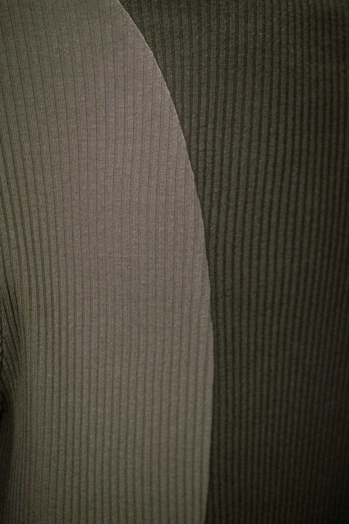 XIPHEVIL Ribbed Paneled Turtleneck Long-Sleeve Tee Green – photo 14 of 14