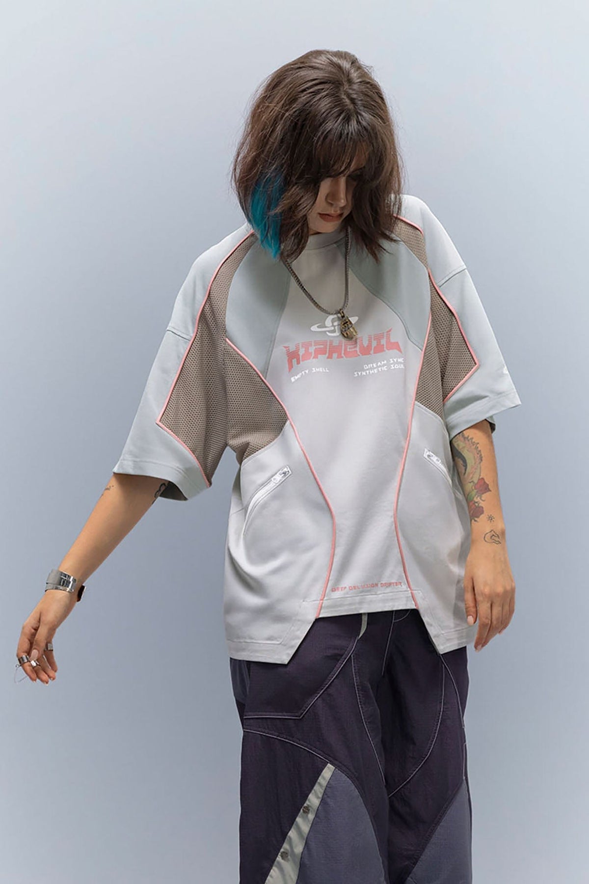 XIPHEVIL Contrast Paneled Mesh Zip-Pocket Raglan T-Shirt Ice – photo 6 of 16