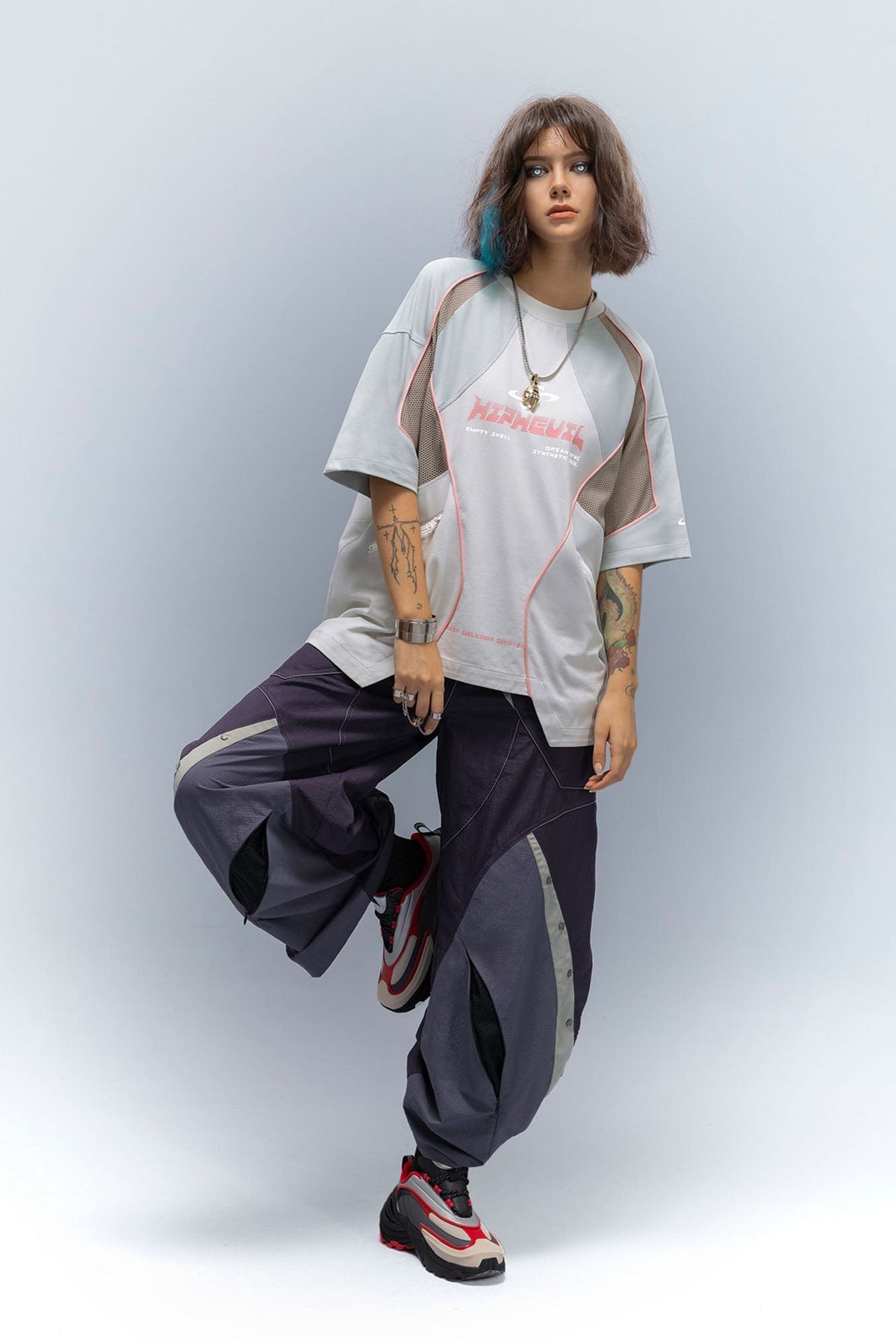XIPHEVIL Contrast Paneled Mesh Zip-Pocket Raglan T-Shirt Ice – photo 8 of 16