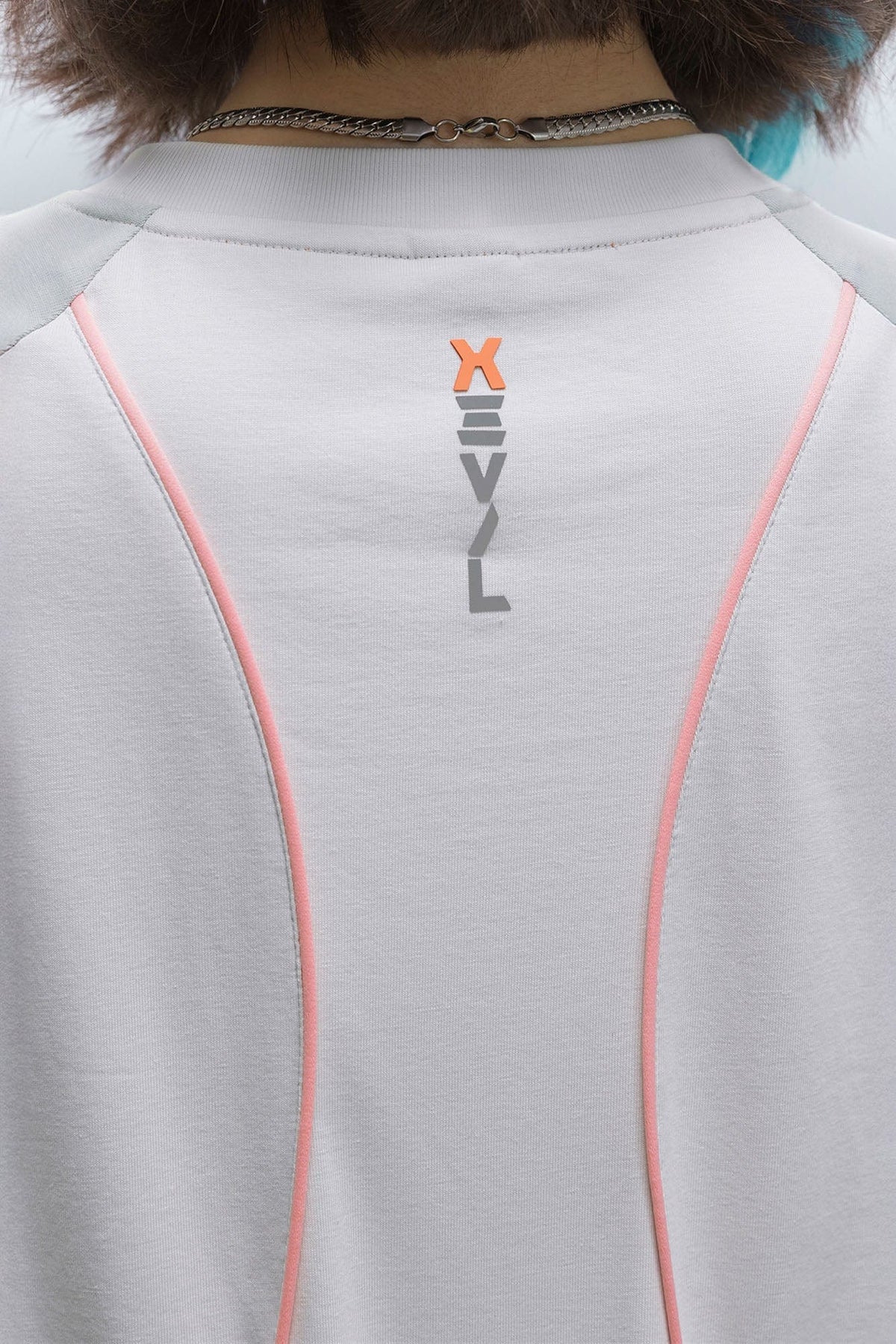 XIPHEVIL Contrast Paneled Mesh Zip-Pocket Raglan T-Shirt Ice – photo 13 of 16