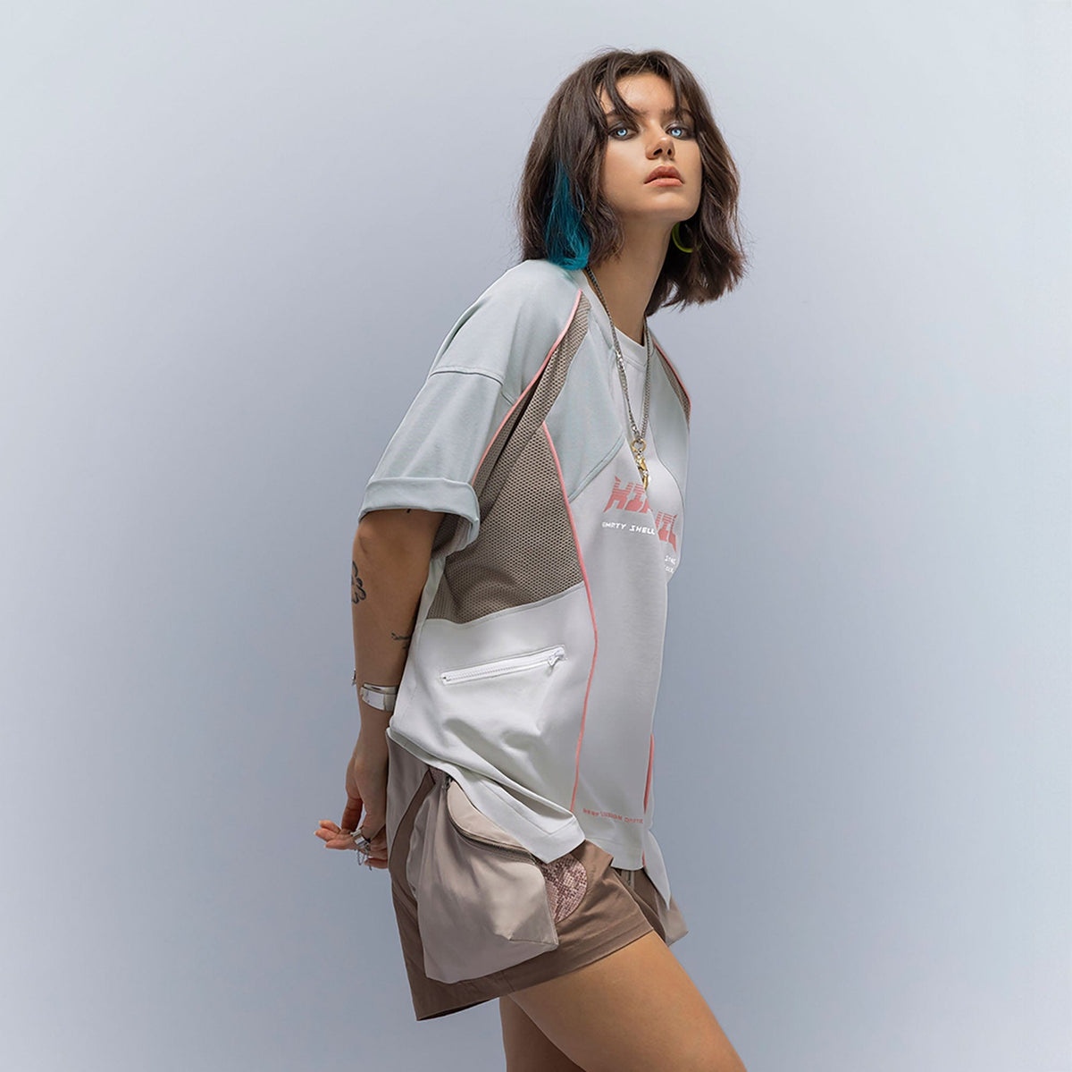 XIPHEVIL Contrast Paneled Mesh Zip-Pocket Raglan T-Shirt Ice – photo 3 of 16