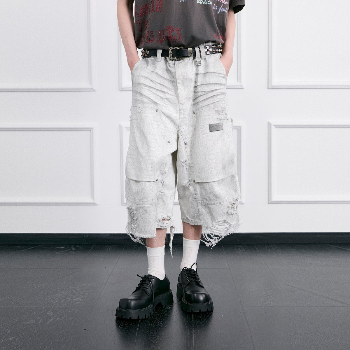 FACEONLAB Distressed Deconstructed Ripped Cargo Shorts – photo 3 of 15