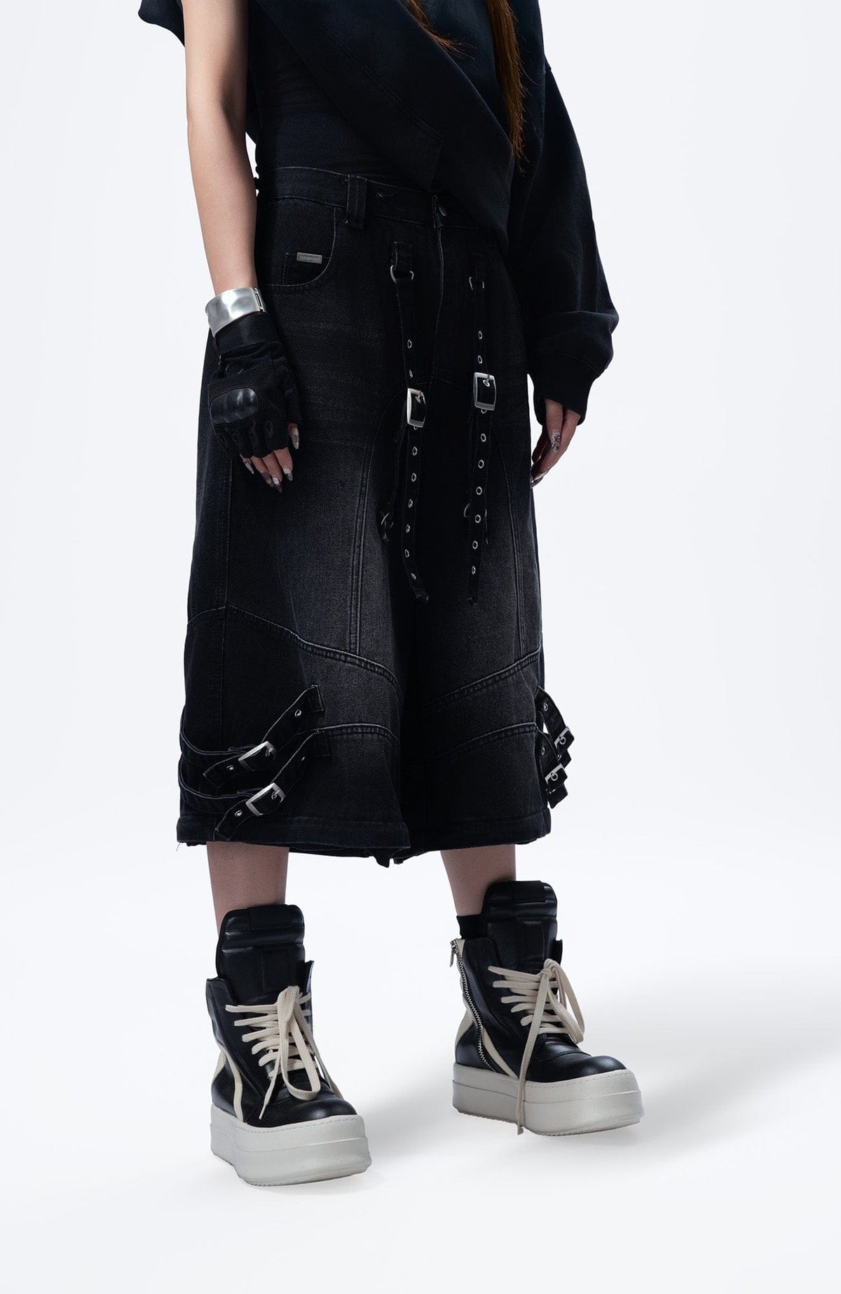 MOGONGSHE Detachable Drape-Strap Washed Jeans – photo 30 of 39